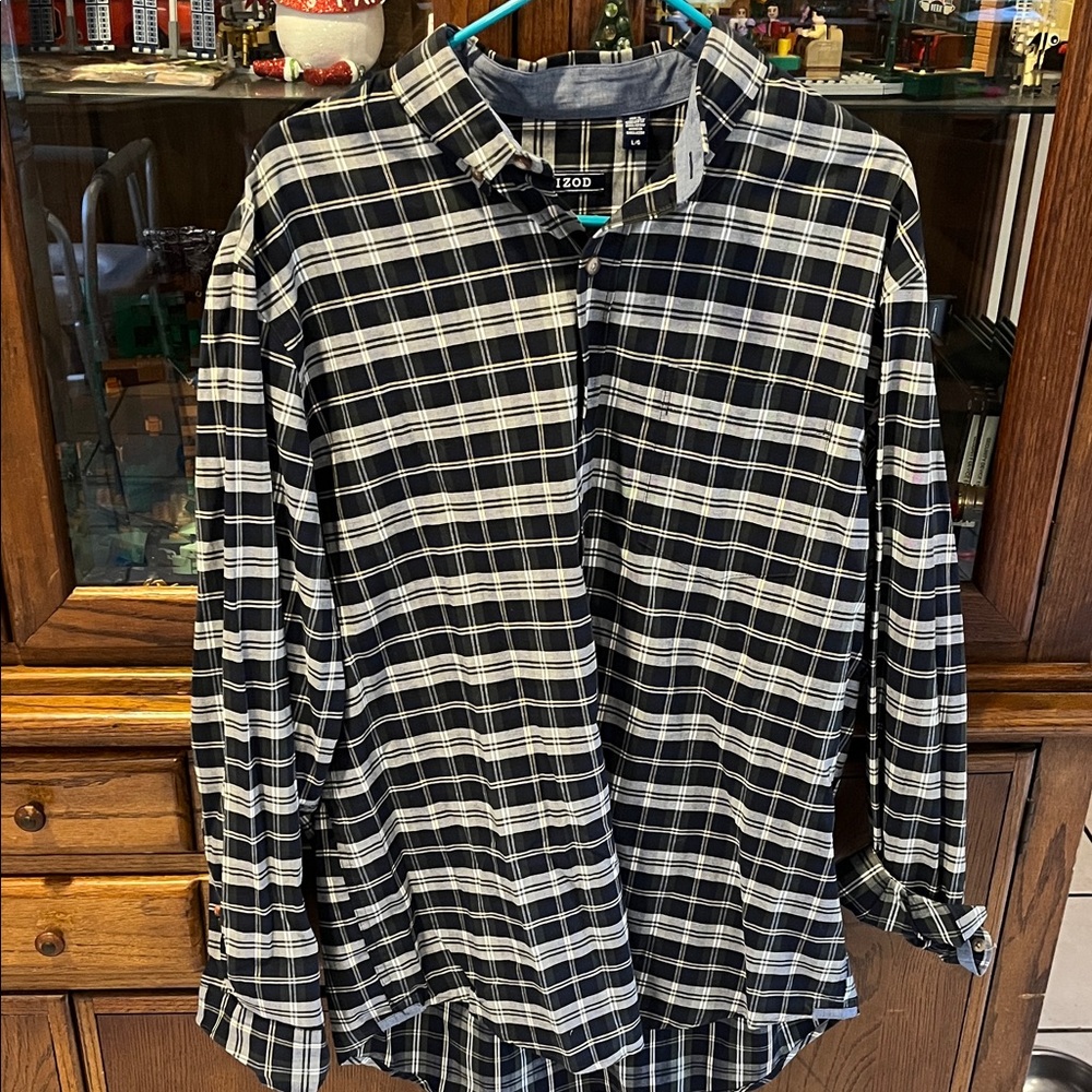 Izod men’s button-down shirt